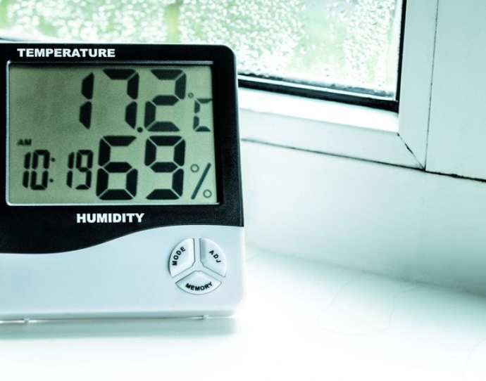 Hygrometer meet een hoge luchtvochtigheid in huis 