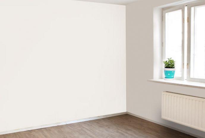 Nafoto van een propere witte muur na een behandeling tegen opstijgend vocht